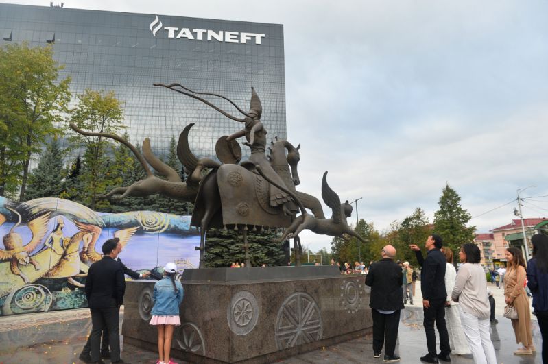 В сентябре в Альметьевске появилась скульптура «Каракуз» («Черноглазка») авторства Даши Намдакова. В ней всемирно известный бурятский художник воплотил образ легендарной татарской воительницы. 