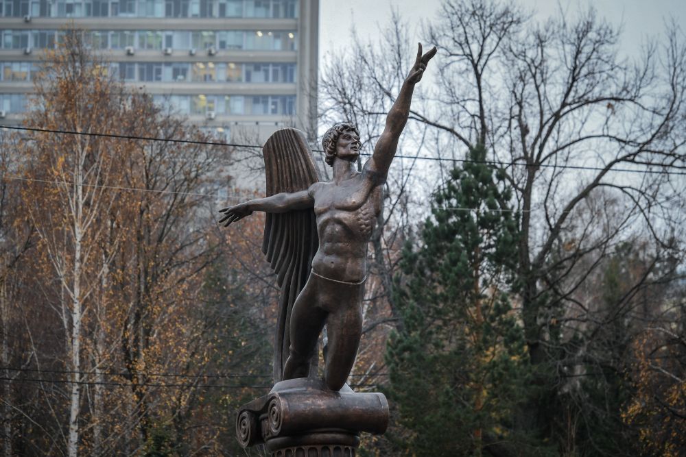 В ноябре открылся памятник Рудольфу Нуриеву авторства Зураба Церетели. Он стал первым в России памятником этому танцовщику с мировым именем.