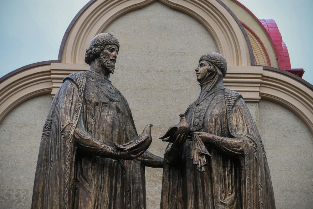 Памятник святым благоверным Петру и Февронии, покровителям семьи, открыли в ноябре в Казани.