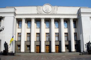 Рада одобрила изменения в Конституцию относительно курса на Евросоюз и НАТО