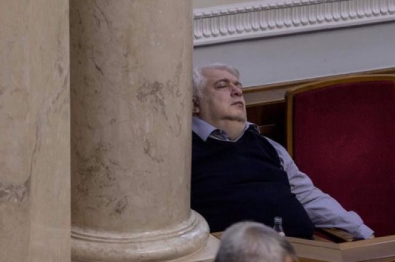 Увы, но ночи в ноябре длинны и не все могут выстоять. Спящие депутаты после четырех утра уже не были редкостью в Раде.