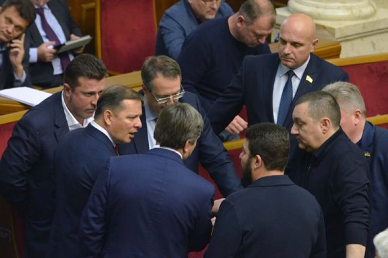 Пока некоторые депутаты слушали музыку и сидели в фейсбуке, партия Ляшка выступала со своими правками о науке - просили выделить деньги НАциональной академии наук Украины. Никто Ляшко не поддержал, после чего тот решил фотографировать кнопкодавов в Раде.