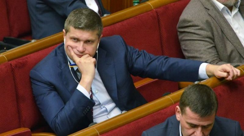 Ночь - время погрустить. Пока на трибунах вели споры БПП и Радикальная партия Ляшка, пытаясь вытребовать поправки, некоторые решили насладиться ночной романтикой.