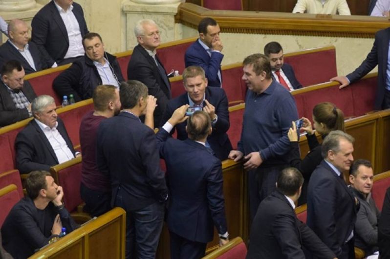 В итоге, заседание после перерыва до 21:30, продолжалось всю ночь, но лишь в 06:00 утра депутаты проголосовали за принятие проекта бюджета-2019 в целом. 241 депутат - за, 28 - против.