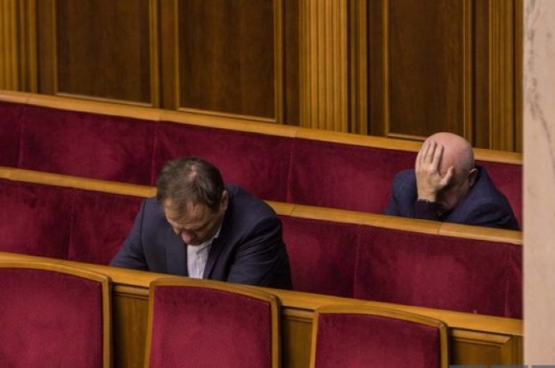 В основном, в сон начало клонить депутатов уже после трех часов ночи, когда обсуждения бюджета все еще продолжались, но сил уже не было ни у кого.