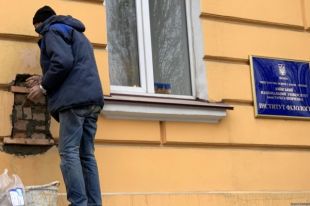 В Киеве демонтировали мемориальную доску организатору Голодомора