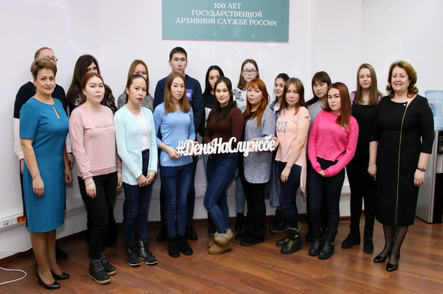 Ямальские студенты провели «День на службе» вместе с архивистами округа