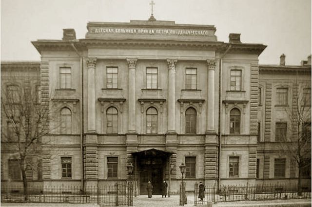 Главный фасад здания Детской больницы принца П.Г. Ольденбургского, 1912. Сейчас - Больница им. К.А. Раухфуса.