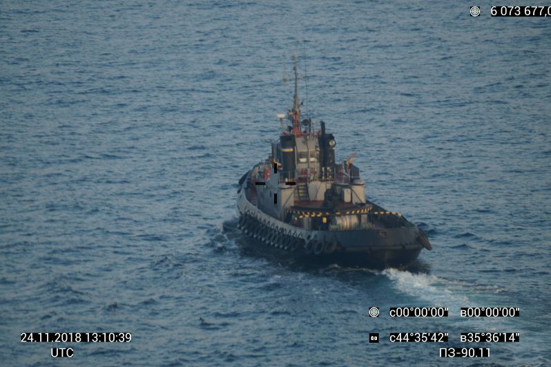 Российские военные катера и сухогруз перекрыли Керченский пролив.