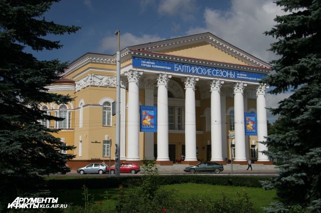 Драмтеатр Калининграда покажет спектакль «Вишневый сад» на уличных экранах.