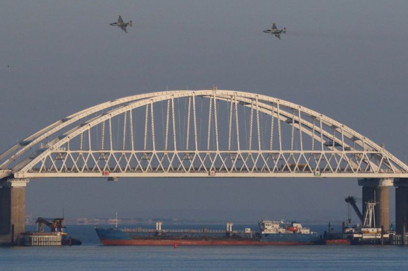 Российские военные штурмовики Су-25, поднятые в небо в связи с незаконным пересечением кораблей ВМС Украины российской государственной границы.