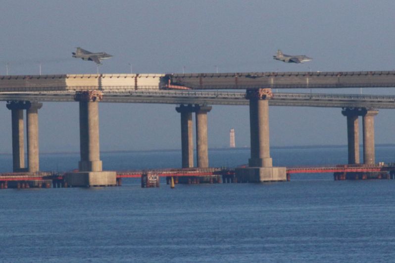 Российские военные штурмовики Су-25, поднятые в небо в связи с незаконным пересечением кораблей ВМС Украины российской государственной границы.