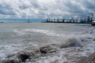 Проход в Азовское море заблокирован, простаивают 10 суден, - порт Мариуполя
