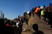 Мигранты пытаются пробраться в США на границе в Тихуане.