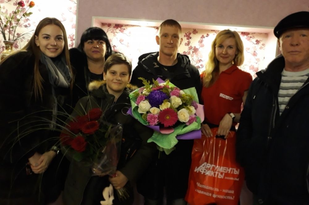 За долгожданными малышами приехали в роддом не только молодые папы. Вместе с ними – бабушки и дедушки, друзья и даже коллеги.