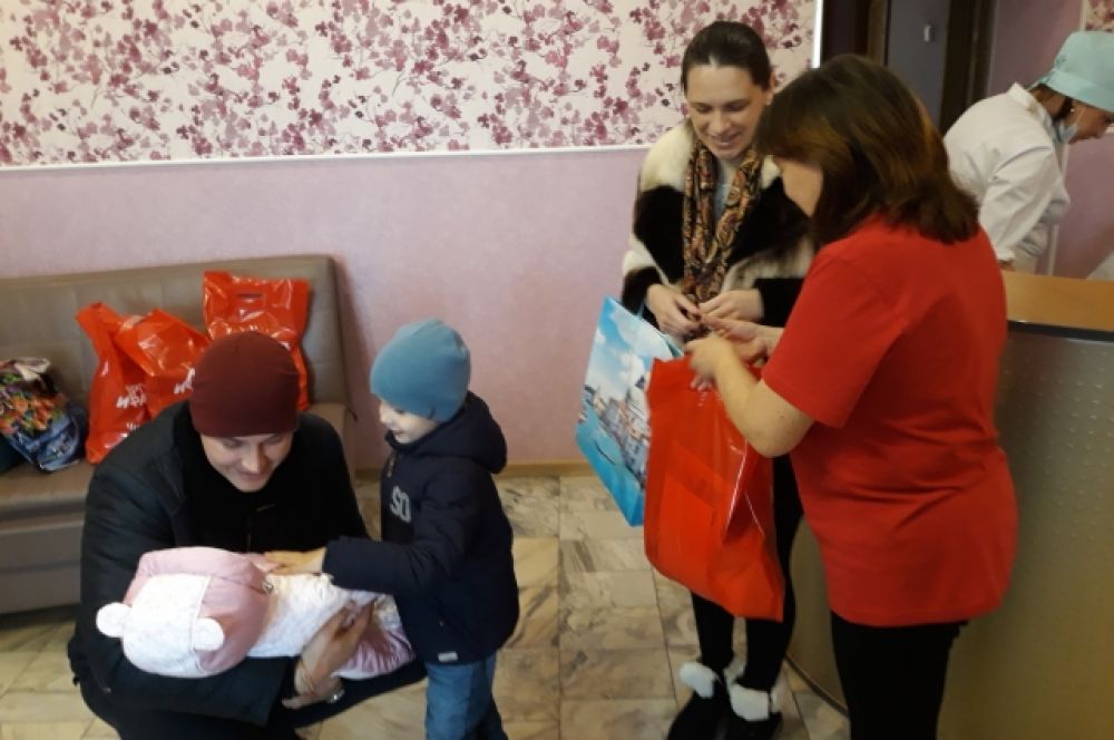 У нескольких пар это второй ребёнок. Молодые родители радуются – теперь сынишке будет, с кем поиграть!