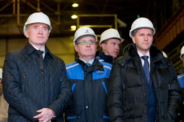 Вместе с министром Дмитрием Кобылкиным (крайний справа) Борис Дубровский посетил один из челябинских заводов, где в природоохранные мероприятия вложили более миллиарда рублей. 