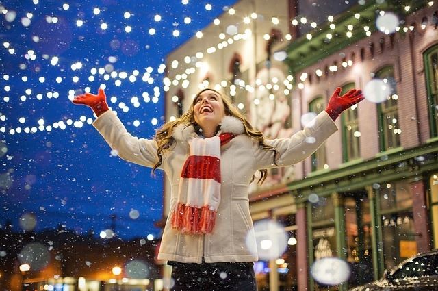 В Европе принято отмечать новогодние праздники на улицах города, где играют десятки концертов и зажигаются фейерверки. 