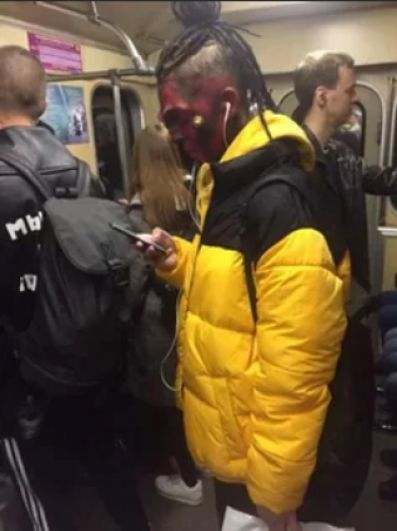 И даже такие стильные ребята ездят в метро Новосибирска.