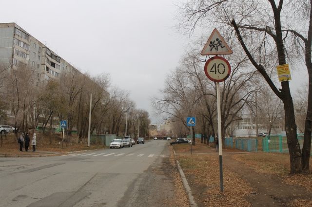 Пешеходным переходам около школ в Оренбурге не хватает фонарей, знаков и нормальной разметки.