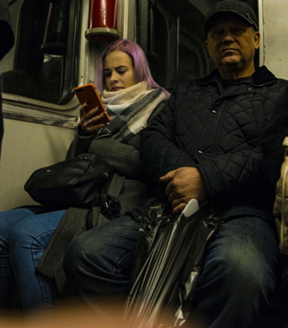 В метро молодежь шапки снимает, и там можно встретить девушек и парней с разноцветными волосами. Например, с розовыми.