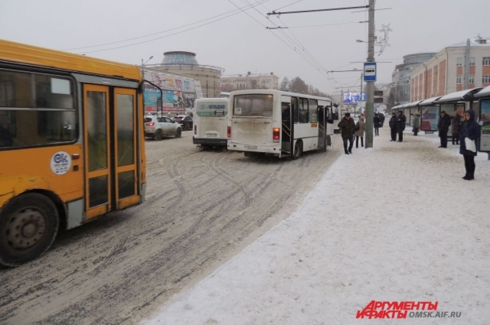 Улица Гагарина. Гололёдные явления в остановочных карманах.
