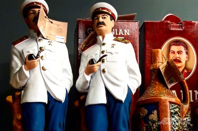 Сталин плюшевый, деревянный, на фляге - все варианты сувениров, которые только могут приглянуться посетителям музея.