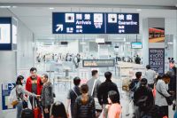 В японском аэропорту Кансай в Осаке начала работать система распознавания лиц пассажиров. В ближайшее время подобную систему внедрят большинство аэропортов по всему миру.