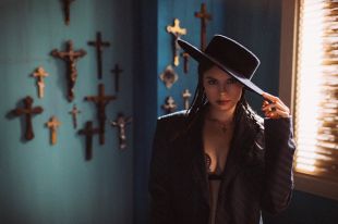Michelle Andradе: о чем новый яркий клип Hasta La Vista
