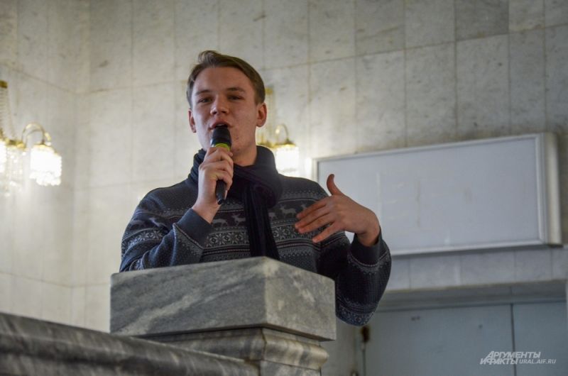 Молодой поэт и ведущий мероприятия Дмитрий Харламов.