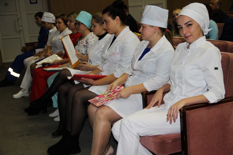 Можно ли отучившись на медсестру. Медицинские медсестры коллектив. Русские медсестры в больнице. Медицинские коллективы женские. Медсестры на собрании.