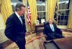 Джордж Буш-старший (слева) и ставший президентом США Джордж Буш-младший в Овальном кабинете.