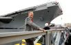 Джордж Буш-старший поднимается на авианосец ВМС США, названный в его честь, 2006 г.