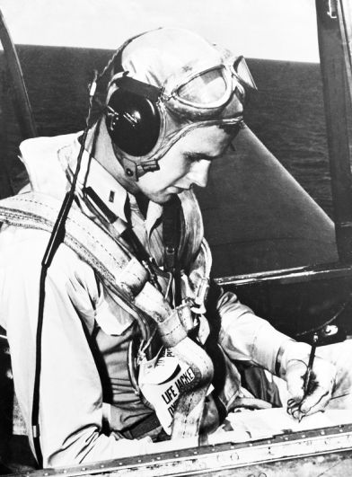 В 1941 г. Джордж Буш-старший вступил в ВМС США и стал самым молодым лётчиком в их истории.