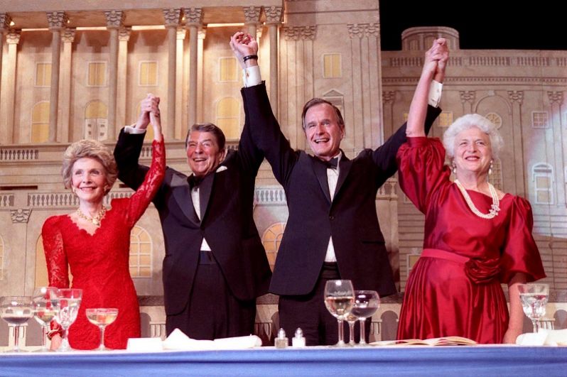 Президентский обед после победы Дж. Буша-старшего на выборах. Слева-направо: Нэнси рейган, Рональд Рейган, Джордж Буш-старший и Барбара Буш, 1988 г.