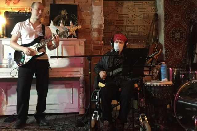 Сергей и Александр - два профессиональных музыканта, имеющие инвалидность.