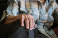 Беспомощные пожилые люди часто становятся жертвами разного рода аферистов.