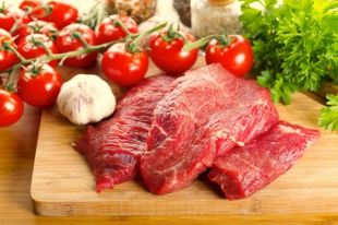 Красное мясо: как правильно есть и в чем вред для человека