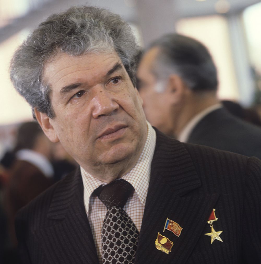Уфа — народный поэт Мустай Карим.