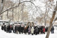В каждую годовщину трагедии к мемориалу в сквере Уральских добровольцев приходят родные и друзья погибших. Для них также организуют автобус на Северное кладбище.
