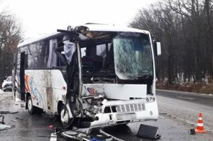 В Каменце-Подольском автобус врезался в машину: пострадали шесть пассажиров