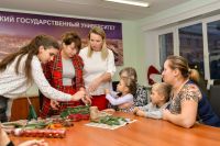 Флорист Алина Масленникова, работы который представлены в музеях города, показала, как собрать рождественский венок на праздничный стол.
