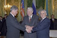 Билл Клинтон, Борис Ельцин и Леонид Кравчук после церемонии подписания Договора о выводе ядерного оружия с украинской территории.
