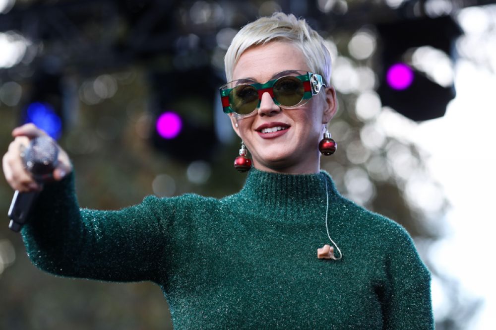 83 млн долларов заработала певица Кэти Перри благодаря своему туру Witness: The Tour, а также участию в шоу American Idol.