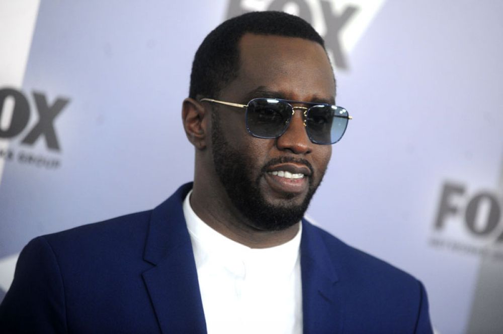 Открывает десятку рэпер Шон Комбс, также известный как Diddy. По сравнению с прошлым годом его доход упал в два раза и составляет 64 млн долларов.