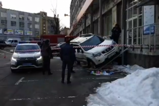 В Киеве люди в масках обстреляли мужчину в авто: введена операция «Сирена»