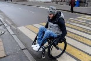 В Украине инвалидов-колясочников признали участниками дорожного движения