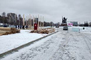 Рабочие собирают деревянные конструкции, чтобы увеличить прочность крупных горок.