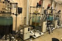 В лаборатории по изготовлению наркотика обнаружили специальное химическое оборудование и установленную систему вентиляции помещений.