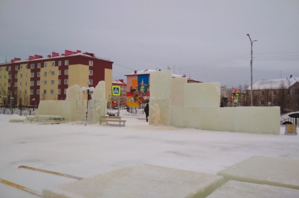 Строительство ледового городка в Салехарде.